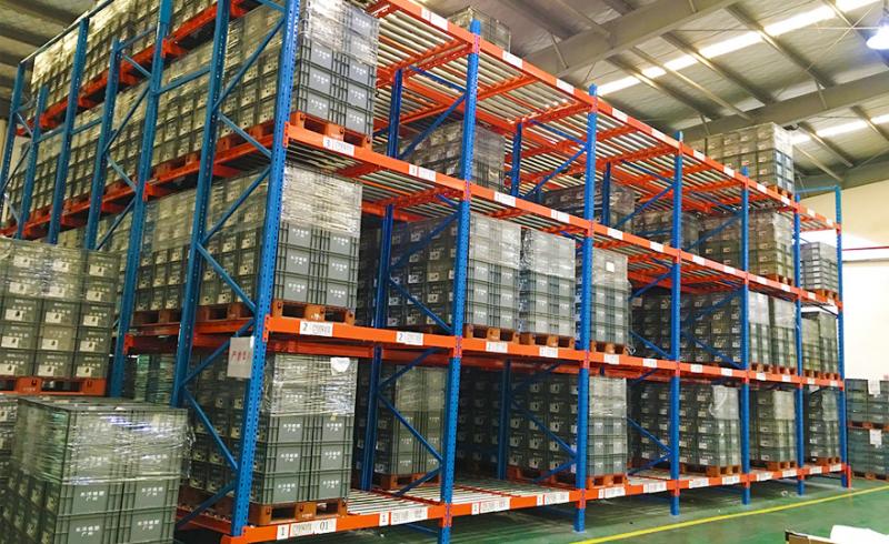 What controls the speed of pallet gravity racking？