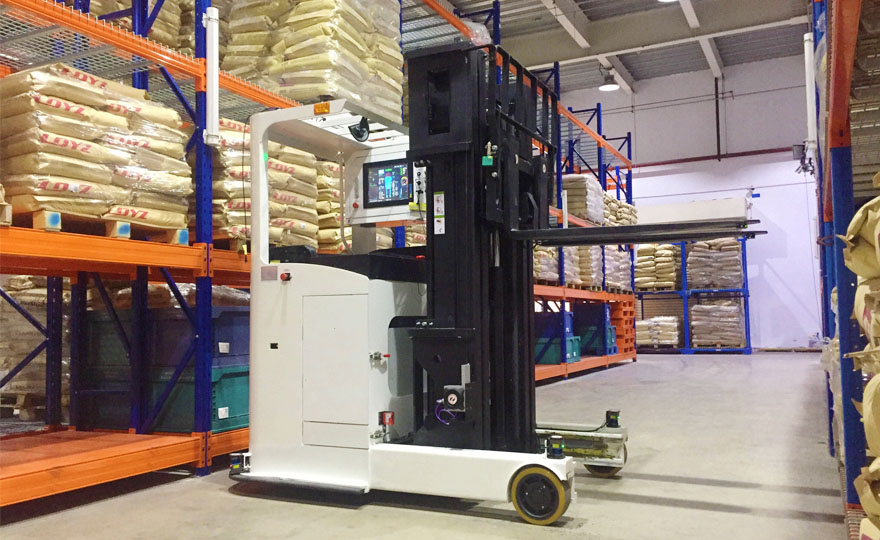 Can heavy-duty shelves with rack be accessed by AGV forklifts?