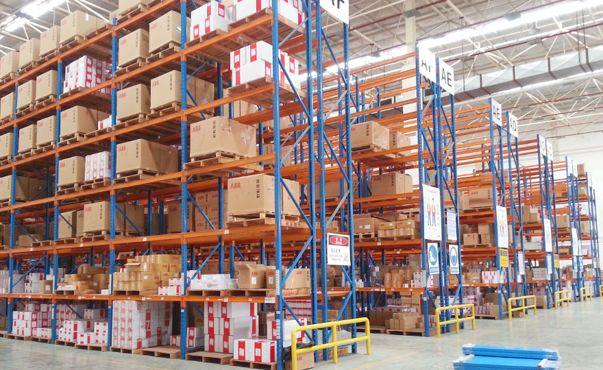 How is the price of large pallet racking calculated?