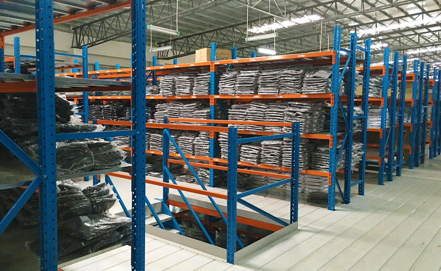 What type of warehouse shelves are used for clothing storage？