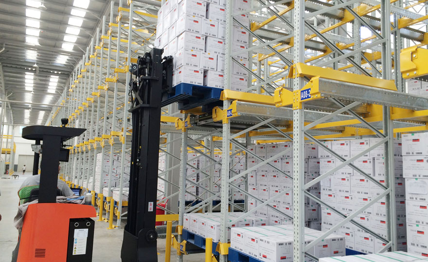 Which picking method has higher efficiency for storing onions on the shelves in the cold storage?