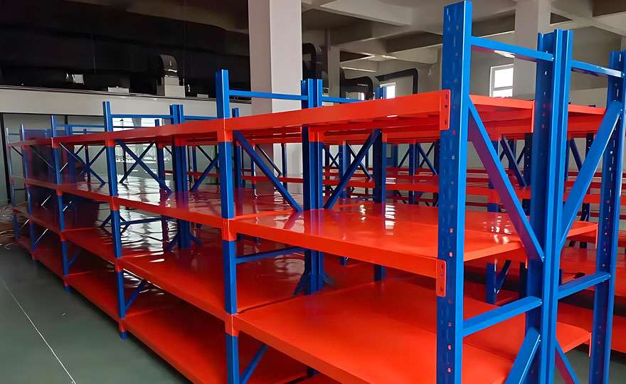 Can the four-layer palletized shelves achieve automated cargo retrieval?