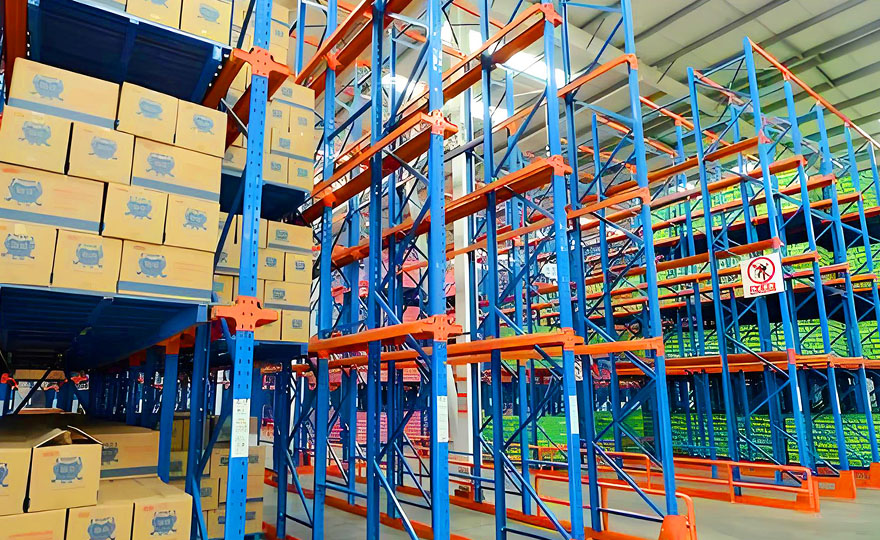 Which type of cold storage shelf layout offers a more dense storage capacity? Analysis by the logistics shelf company