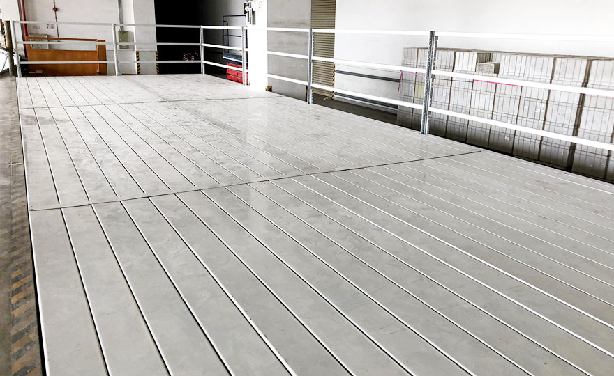 Is it better to lay iron plates on the storage rack mezzanine?