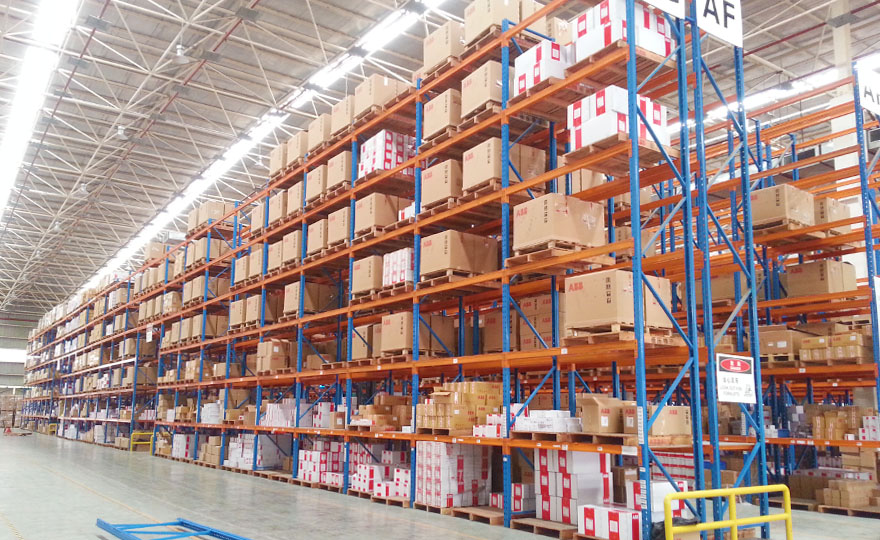 Industrial pallet rack, capable of withstanding heavy loads and accommodating various items, allowing for flexible picking.