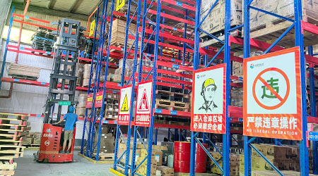 What is the maximum height that the elevated storage shelves used for forklift loading and unloading can be designed to?