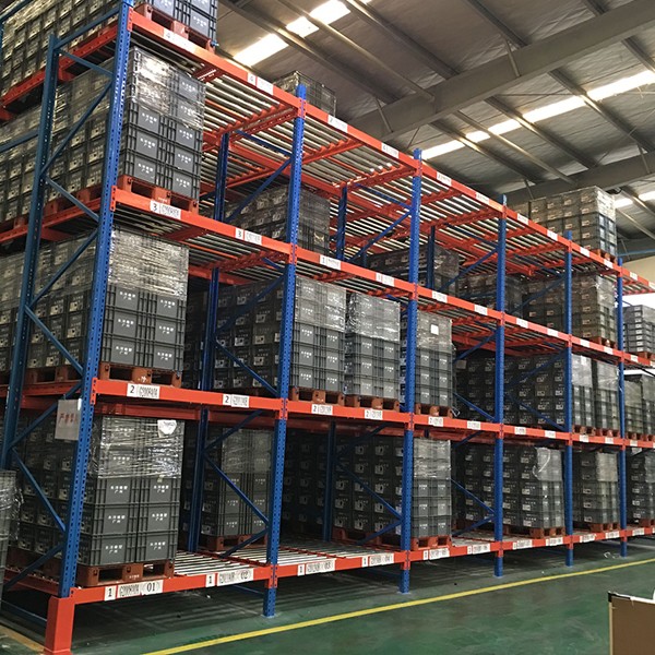 Logistics gravity-type shelves